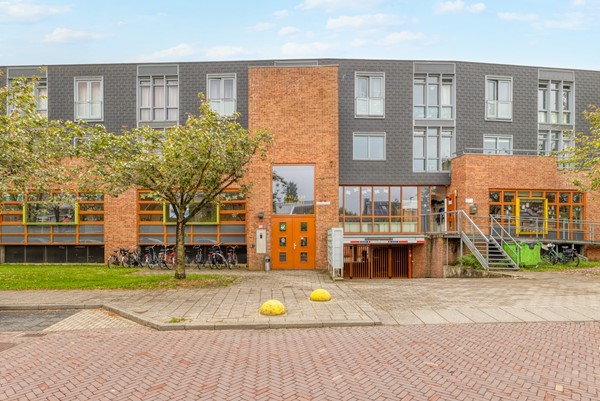 Ruim 3-kamer appartement met groot dakterras, garageplaats en berging 
